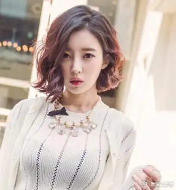 女生自然卷短发发型 清新优雅又修颜