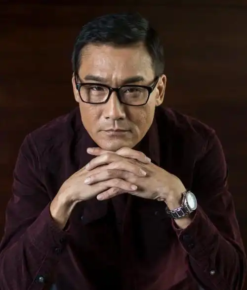 在演艺道路上,有着许多的大起大落,小编今天要说的是香港男演员钟镇涛