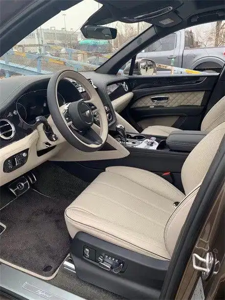 2022款宾利越野车suv添越内饰部分,新款宾利添越在中央仪表板,方向盘