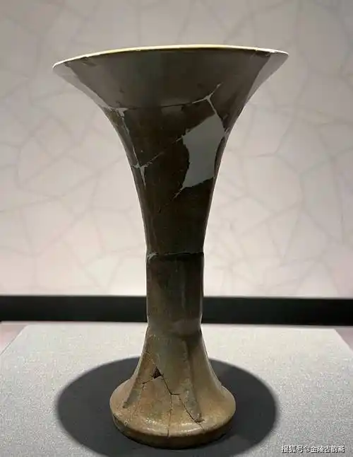 南宋修内司官窑青瓷直颈瓶(穿带瓶)惊现杭州南宋官窑博物馆_展览_工艺