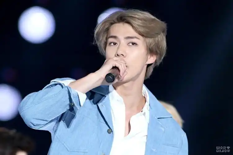 世勋银发蓝衣服图片来源于网络