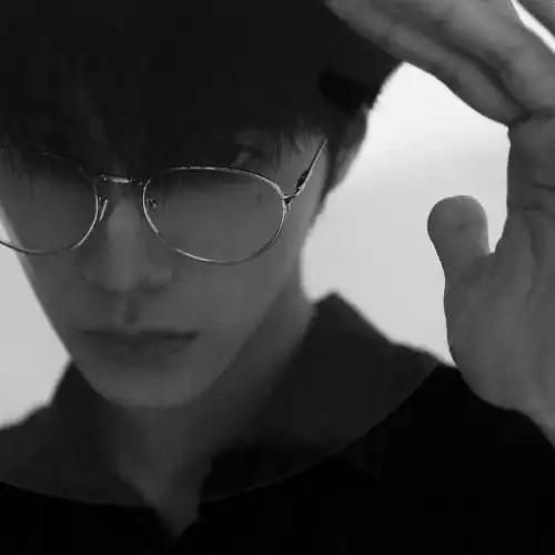 同一个人的男生头像黑白伤感侧面有几张戴眼镜的