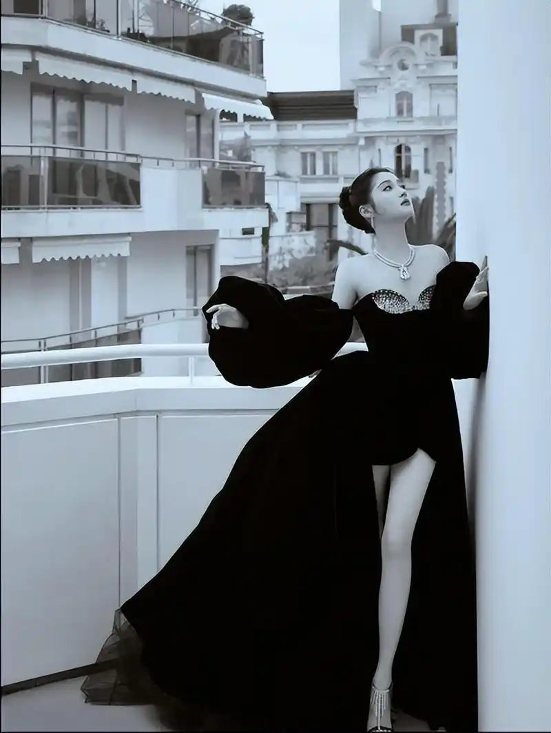 关晓彤亮相戛纳电影节,身着华丽丝绒拖尾长裙,宛如优雅黑天鹅,展现