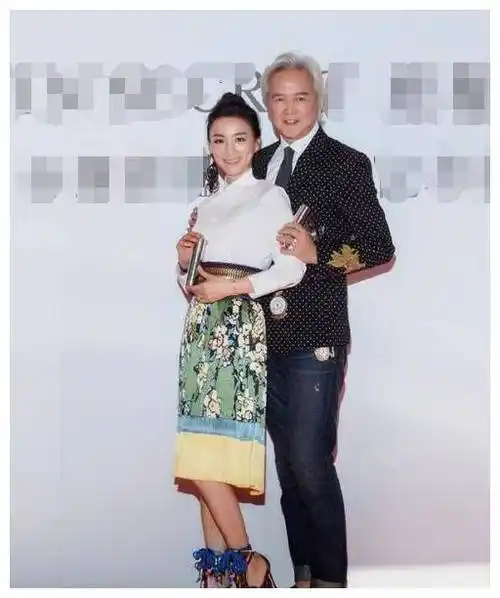 张庭林瑞阳高调亮相,白衬衫配印花半身裙显气质,老公白发也帅气_的