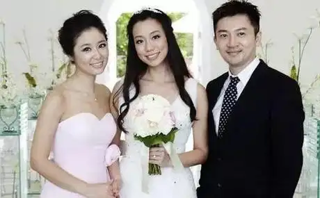 赵薇苏有朋19年前旧照,看苏有朋手的位置,就知道二人关系不一般