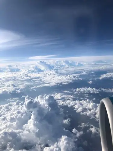 08我们在去越南飞机上拍下的照片,最后一张是入关时的人流