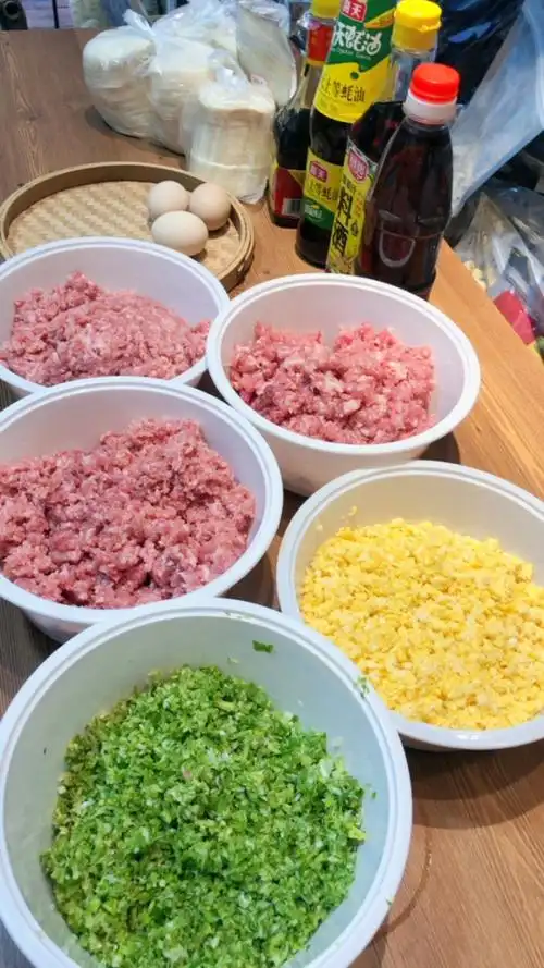 乡臻纯手工现包的水饺来约,有芹菜味的和玉米味的两种,用店里300多