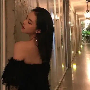 2022性感骚气头像女生头像露肩膀 生活总不是我以为的想象-女生头像