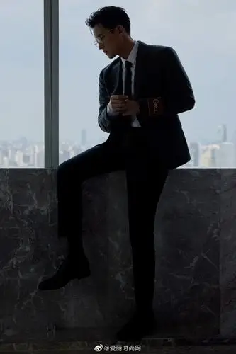 近日,欧豪穿着深色西装,搭配john lobb city ii黑色牛津鞋……_高清