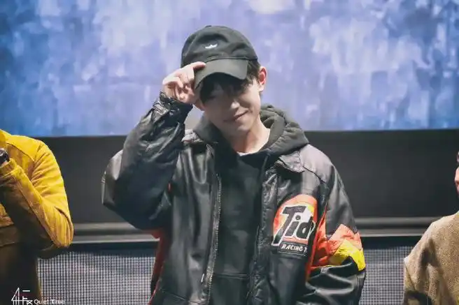 易烊千玺机场休闲风##易烊千玺项链叠搭