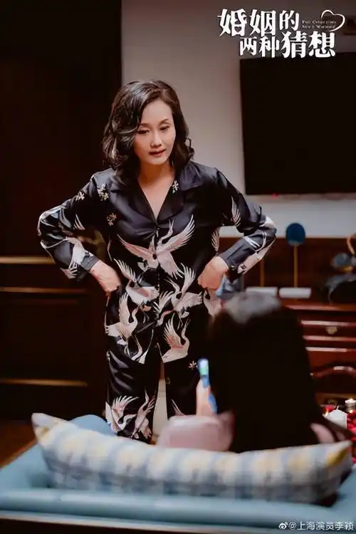 知名女星一个人坐高铁,57岁肤白貌美背像小姑娘,43岁演张翰妈妈_李颖