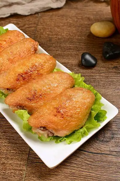 一盘美味的肯德基炸鸡翅