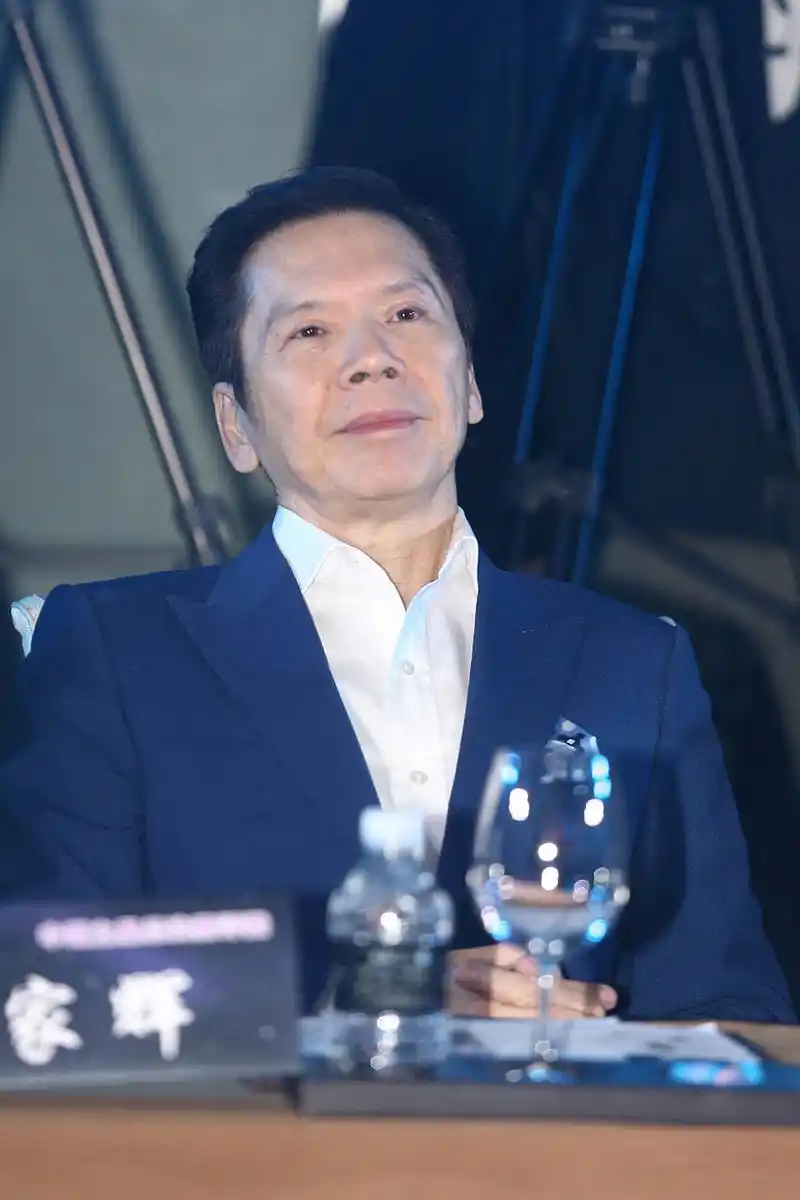 向佑之前的炒作行为曾经引起话题,而这次的入狱更是让人大跌眼镜.