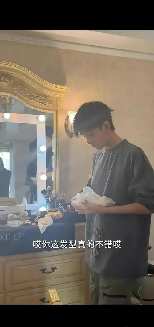 董洁44岁生日vlog15岁儿子顶顶露脸高鼻梁帅过潘粤明