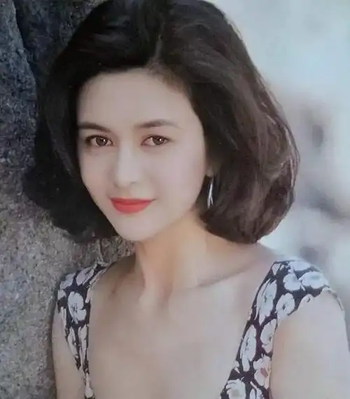 58岁关之琳庆生照曝光风采不减当年纤细长腿超吸睛