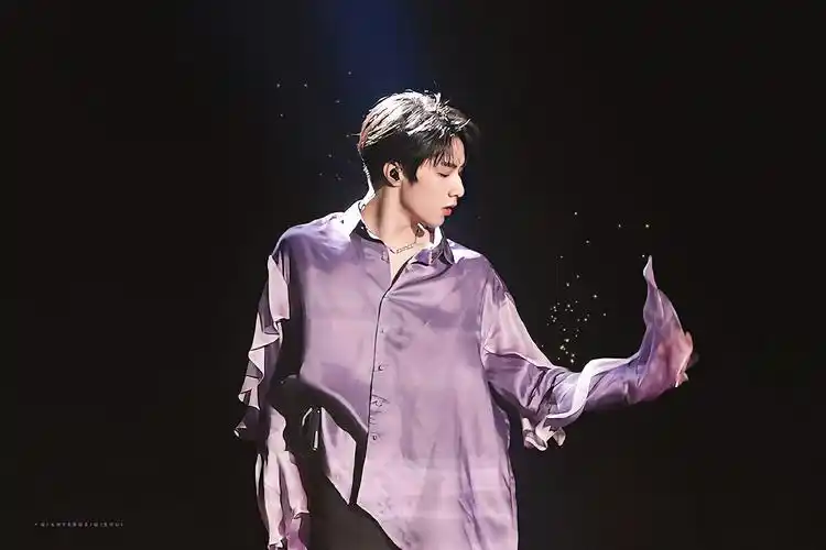 有哪些刘耀文神图(最好是舞台的 求求了姐妹们)?