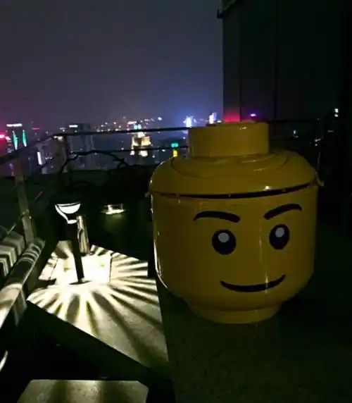 无服务生,无 menu,甚至是坐落在中华广场 54 层的露台上,居高临下