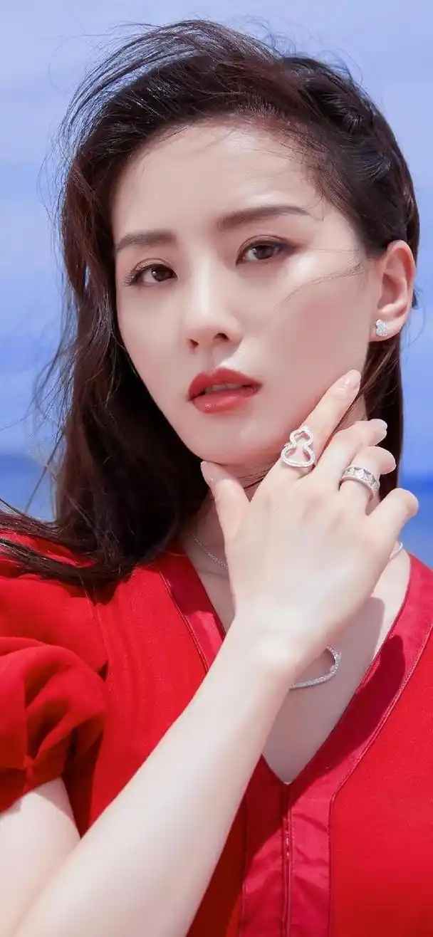 宛如仙女般气质迷人,37岁的刘诗诗依旧风采照人