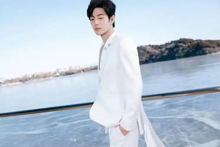 肖战出席网络视听盛典彩排,白马王子造型惹人注目_影响力_成为了_白衣