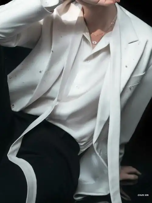 成毅白色飘带西装##明星网络视听盛典出图