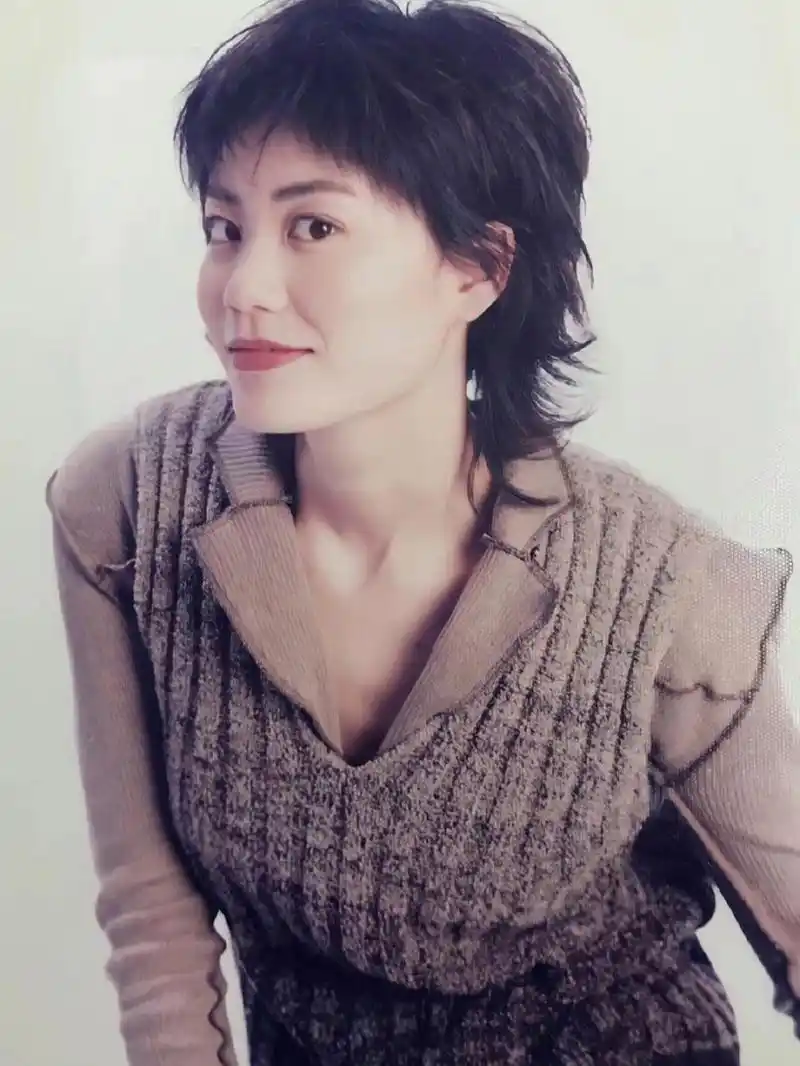 王菲面相分析 王菲,额头高又饱满,下颚宽,眉毛浓颧骨大,心气高,给人