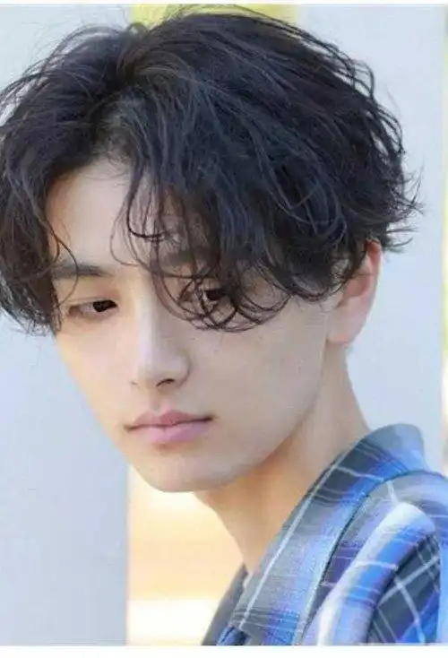 首页 男生发型 男生短发 男生头发细软适合的烫发 绝对耍出潮男的卷发