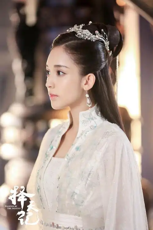 而不只是鹿晗一个主演好看,这次的女主是公认的美女古力娜扎,一个侧颜