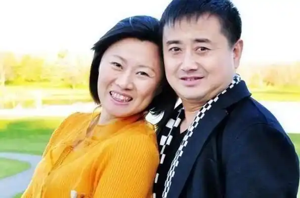 乡村爱情海燕现况曝光,身材发福胖到认不出,和老公同台唱二人转