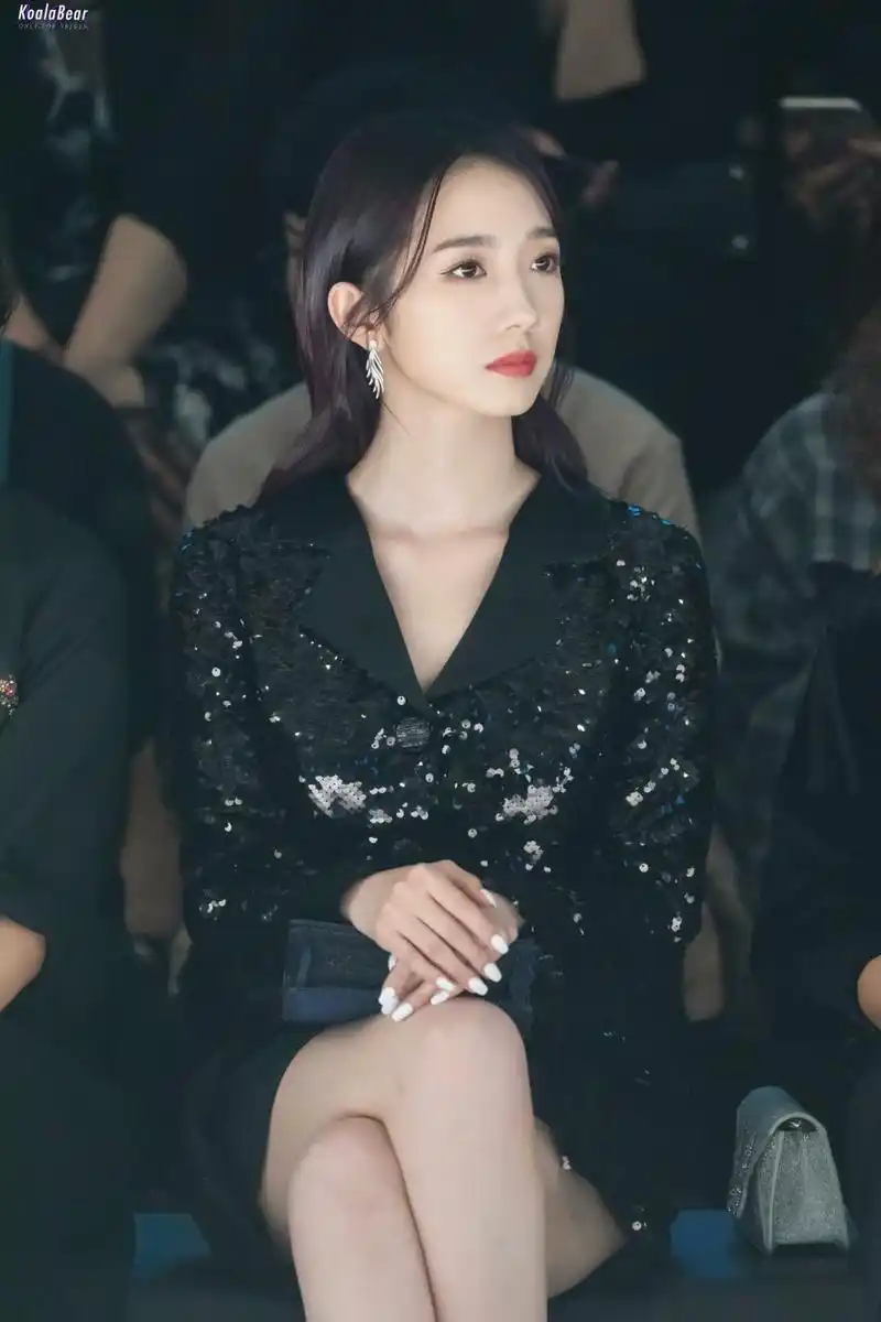 孟美岐黑色亮片长裙小秀美背甜笑撩发迷人魅力足