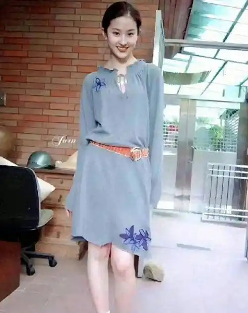 刘亦菲初中时期旧照曝光!身穿连衣裙清纯水灵