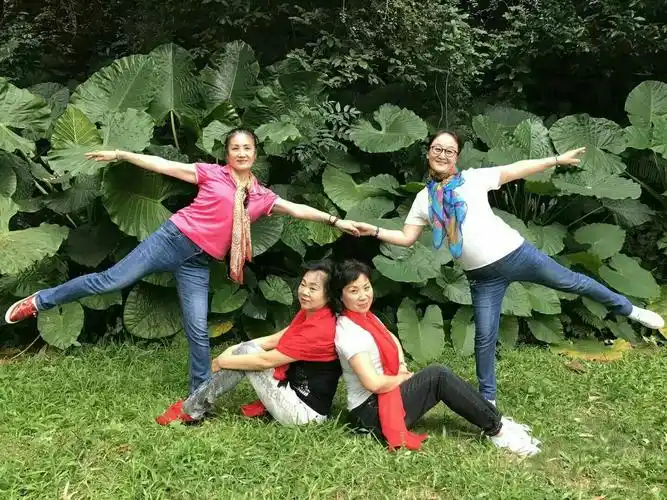 四个姐妹像小姑娘一样爱玩,摆出不同造型,很有意义.