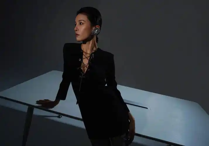 张蓝心帅起来没男生什么事,白衬衫黑马甲配短发,走路都这么霸气_黑色