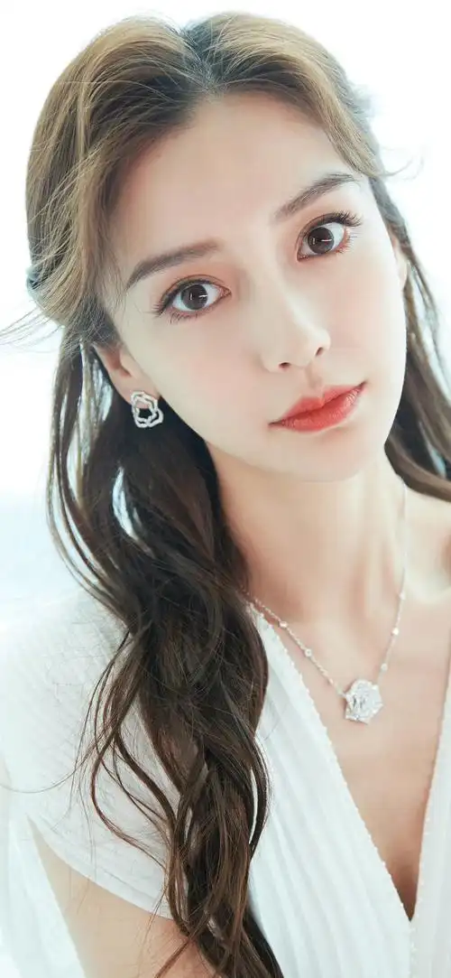 高清壁纸大放送!杨颖时尚写真,定格美丽瞬间,装点你的屏幕