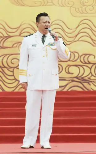 著名男高音歌唱家刘斌声情并茂地演唱了《当兵的人》,《在那遥远的