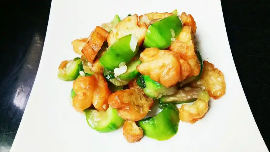 丝瓜炒油条做法! 清脆爽口不腻 夏天的清爽菜!