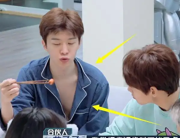 范丞丞睡衣扣子散开娜比刘雨昕眼神躲避唯有一人不避讳盯着看