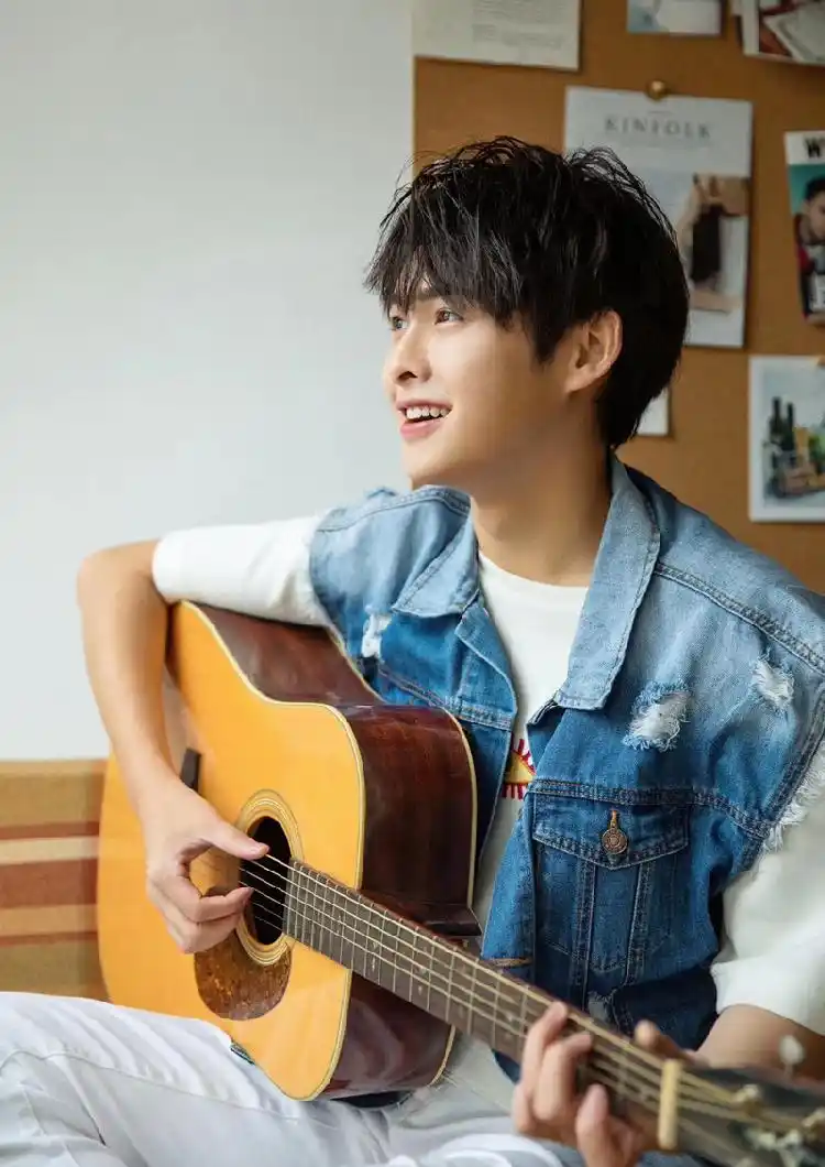 两年前粉丝们还爱叫他鱼雷这却成了洪雨雷登上中国好声音的一点小顾虑