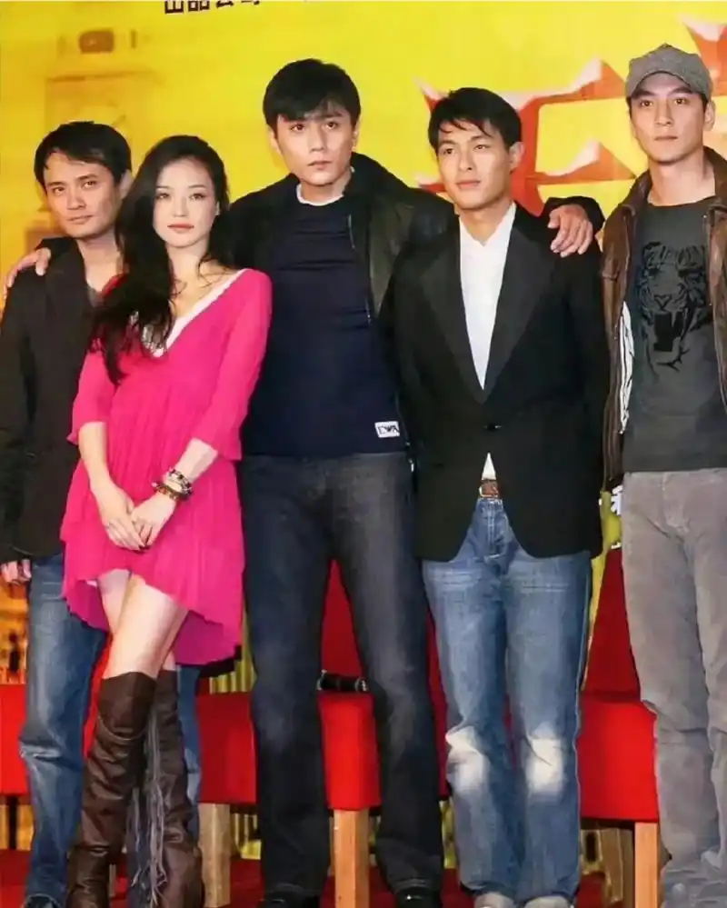 颜值巅峰的刘烨确实很帅,只是和吴彦祖不同类型,值得一提的是,他眼睛