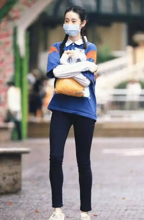 《创3》的同学同台,大家都穿裙子走红毯,唯独张艺凡穿的是短裤球鞋