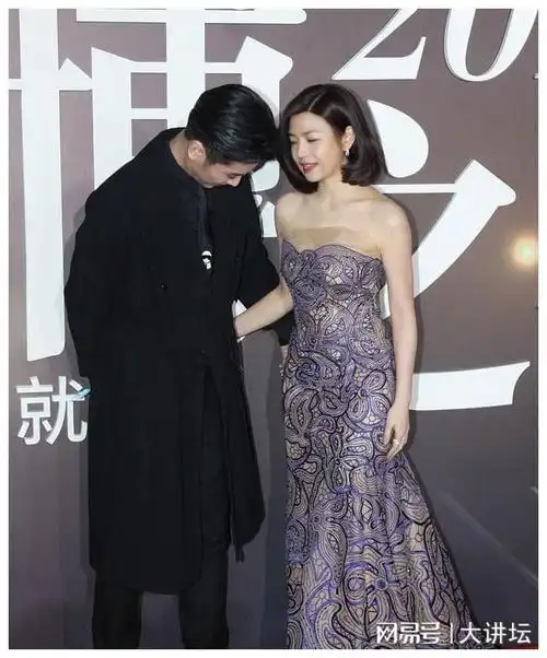 陈妍希超强气场穿抹胸裙放asmr老公陈晓玩呆像小跟班超吸睛