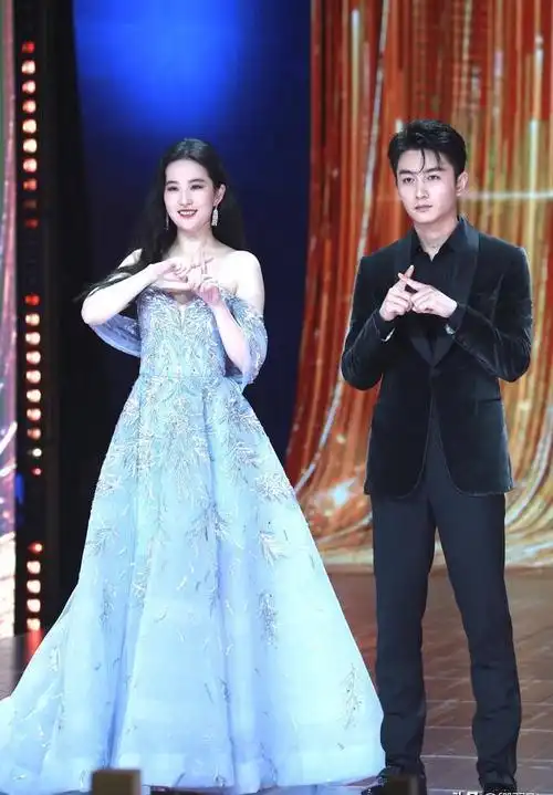 除了刘亦菲,还有一位女星,其外貌与身高之间似乎存在着一种奇妙的反差