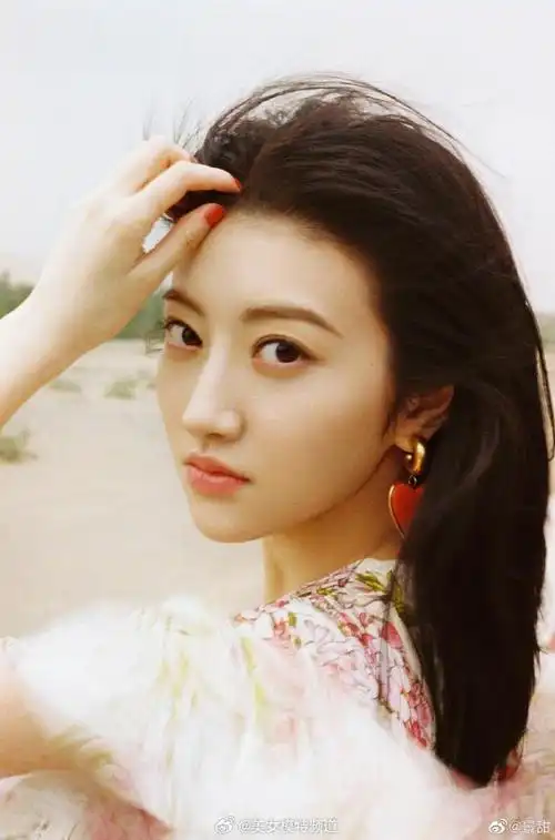 景甜穿碎花长裙显窈窕身材 对镜撩发爱心耳环实力抢眼