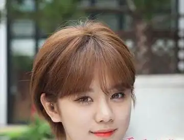 女孩子碎发短发齐刘海造型设计空气般的刘海,增加了女孩的清纯柔美,从