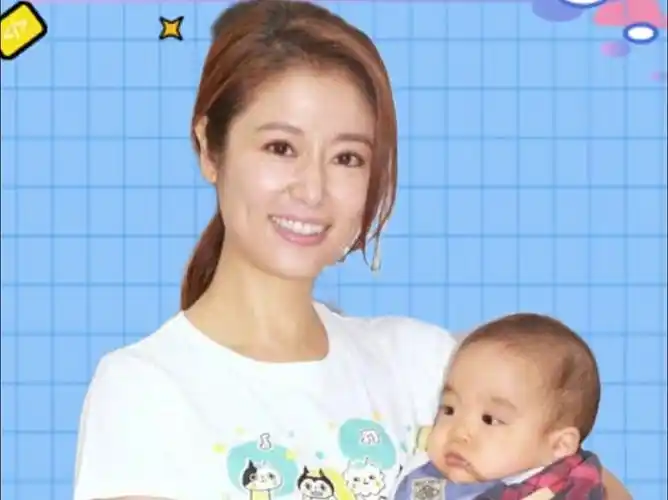 林心如女儿正面照曝光,看到她的长相后,才知她为何藏着不让看