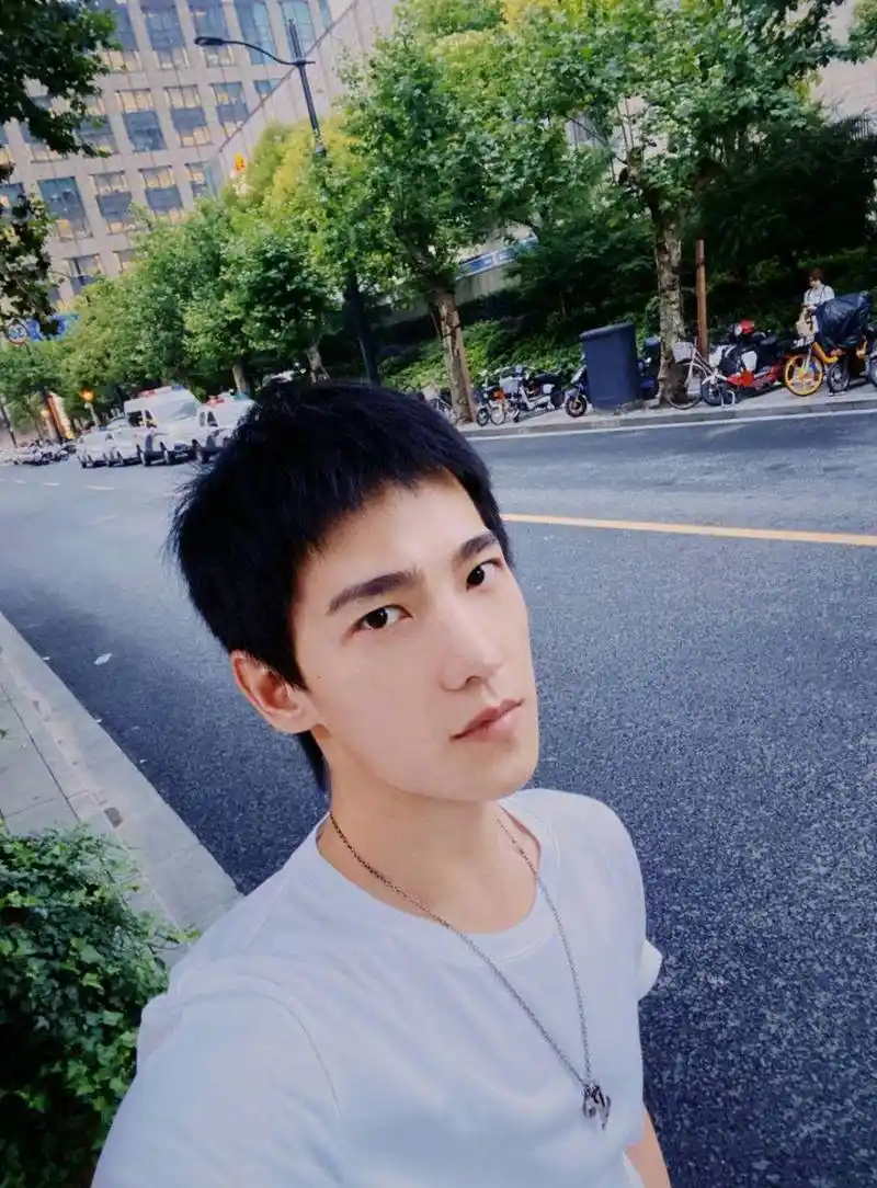 杨洋久违发自拍,再现半永久毛寸,粉丝却齐喊想要长发顺毛洋_短发_形象