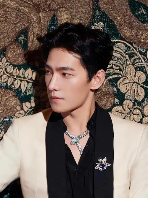 慵懒感卷发与浪漫雨天更相配07#杨洋##杨洋撑伞插兜#发型:@刘雪亮mq