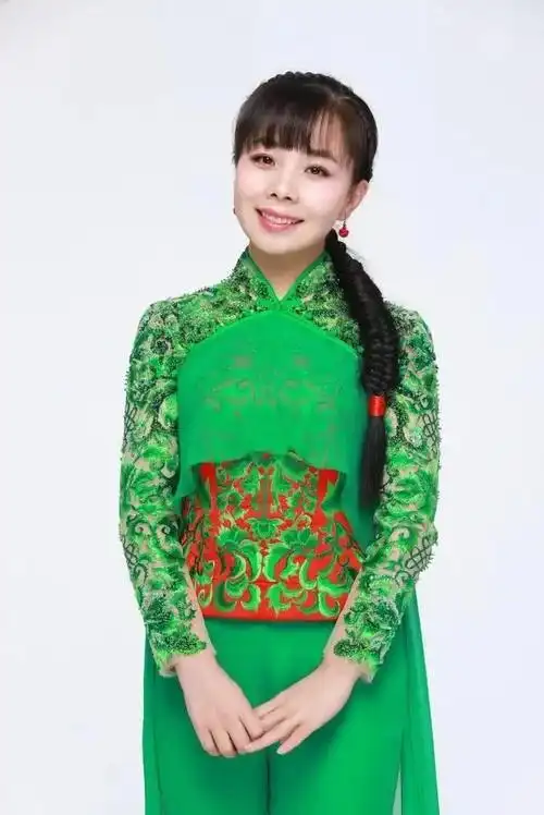 回顾王二妮舍弃百万年薪嫁陕北农村放牛种田为农村公婆盖别墅