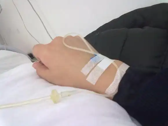 一次,在她打点滴的时候,感觉手要裂一样胀痛,由于过于疼痛,她忍不住哭