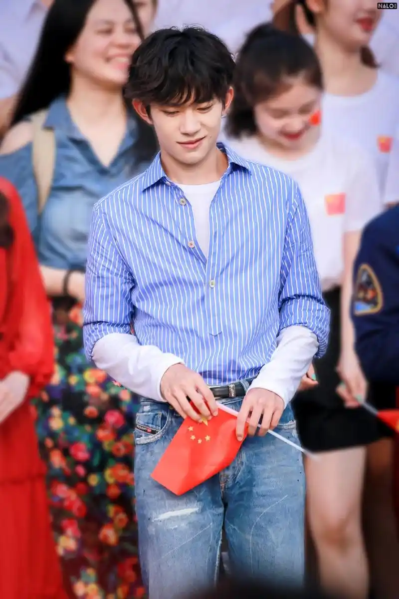易烊千玺《今天是你的生日》饭拍 蓝色条纹衬衫搭配牛仔裤,简单大方
