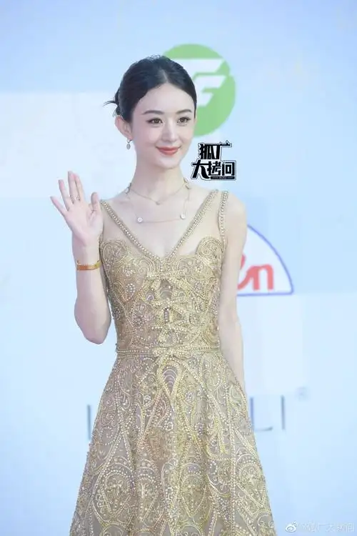 赵丽颖金色镂空吊带裙##赵丽颖贵气的闪##上海电视节白玉兰绽放